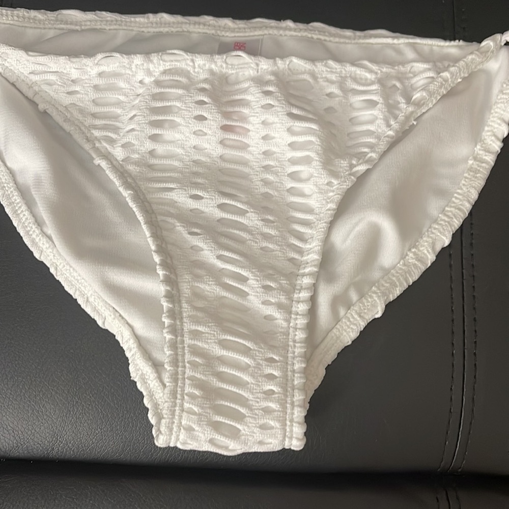 Bikini - Picture 2 of 6